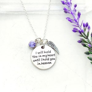 Pu&ograve; includere: Collana d'argento con un ciondolo rotondo che recita "Ti terr&ograve; nel mio cuore finch&eacute; non ti terr&ograve; in paradiso". Il ciondolo &egrave; attaccato a una catena d'argento con un piccolo cristallo viola e un ciondolo a forma di ala d'angelo d'argento.