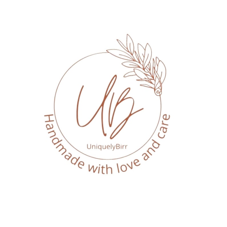 Puede incluir: Un logotipo circular marr&oacute;n con las letras "UB" en una fuente manuscrita. El c&iacute;rculo est&aacute; rodeado por el texto "Handmade with love and care" y las palabras "UniquelyBirr" est&aacute;n centradas debajo de las letras. Una rama estilizada con hojas est&aacute; posicionada a la derecha de las letras.