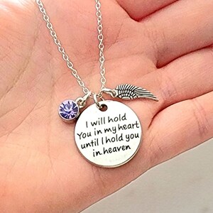 Pu&ograve; includere: Collana d'argento con un ciondolo rotondo che recita "Ti terr&ograve; nel mio cuore finch&eacute; non ti terr&ograve; in cielo". Il ciondolo &egrave; attaccato a una catena d'argento con un piccolo cristallo viola e un ciondolo ad ala d'angelo d'argento.