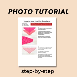 Op de afbeelding: Een fototutorial over het naaien van een hondenbandana. De tutorial bevat stapsgewijze instructies en afbeeldingen van het proces. De bandana is roze met witte stippen.