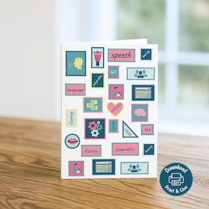 Puede incluir: Una tarjeta de felicitación blanca decorada con ilustraciones coloridas estilo sello postal relacionadas con la terapia del habla. Los sellos presentan palabras como "speech", "language" y "fluency", junto con iconos relacionados. Un botón circular azul con el texto "Download Print & Give" está en la esquina inferior derecha.