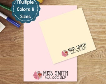 Puede incluir: Una tarjeta de notas rosa y crema con un diseño de cerebro floral y el texto "MISS SMITH M.A., CCC-SLP".