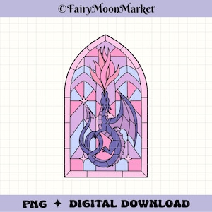 以下が含まれることがあります： ピンクの炎を吐く紫色のドラゴンのデジタルイラスト。尖頭アーチ型のステンドグラス風デザインで囲まれています。背景は水色とピンクのパネルによる幾何学模様です。上部のテキストにはFairyMoonMarketと書かれています。
