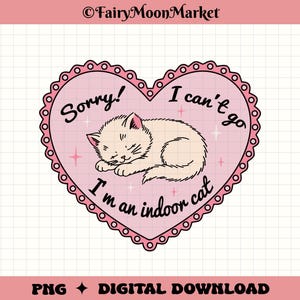 以下が含まれることがあります： ピンク色のハート型のグラフィック。縁はスカラップ模様で、「Sorry! I can't go, I'm an indoor cat」の文字。真ん中には眠っているクリーム色の猫。下部には「PNG DIGITAL DOWNLOAD」の文字。