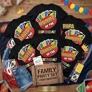 Può includere: Magliette nere per feste di compleanno familiari con disegni di carte colorate e testi come "Mamma del compleanno" e "Papà del compleanno". Una scatola di legno recita "Family Party Set #Birthdayboy".