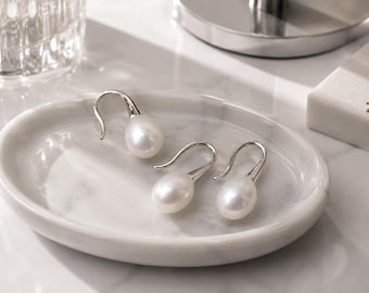 Pendientes colgantes de perlas blancas / Pendientes minimalistas de perlas / Pendientes de plata de ley 925 con gancho dorado o plateado / Joyería nupcial elegante