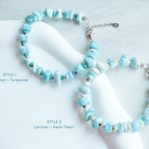 Puede incluir: Dos pulseras con piedras Larimar azul claro pulidas. El estilo 1, Larimar + Turquoise, alterna Larimar con peque&ntilde;as cuentas de turquesa y separadores plateados. El estilo 2, Larimar + Keshi Pearl, alterna Larimar con perlas Keshi blancas y separadores plateados.