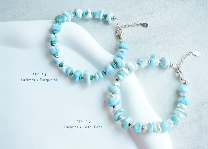 Puede incluir: Dos pulseras con piedras Larimar azul claro pulidas. El estilo 1, Larimar + Turquoise, alterna Larimar con peque&ntilde;as cuentas de turquesa y separadores plateados. El estilo 2, Larimar + Keshi Pearl, alterna Larimar con perlas Keshi blancas y separadores plateados.