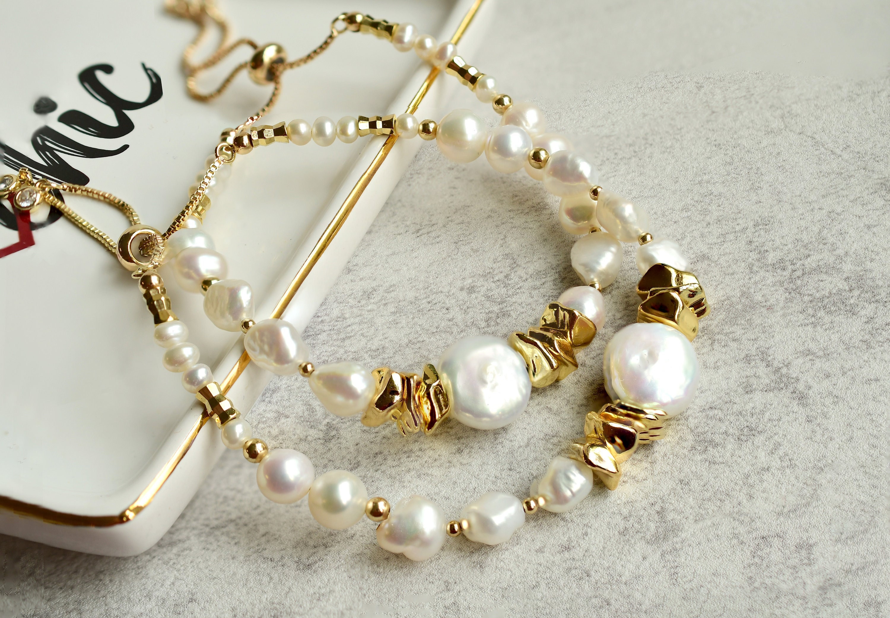 Adjustable pearl bracelet