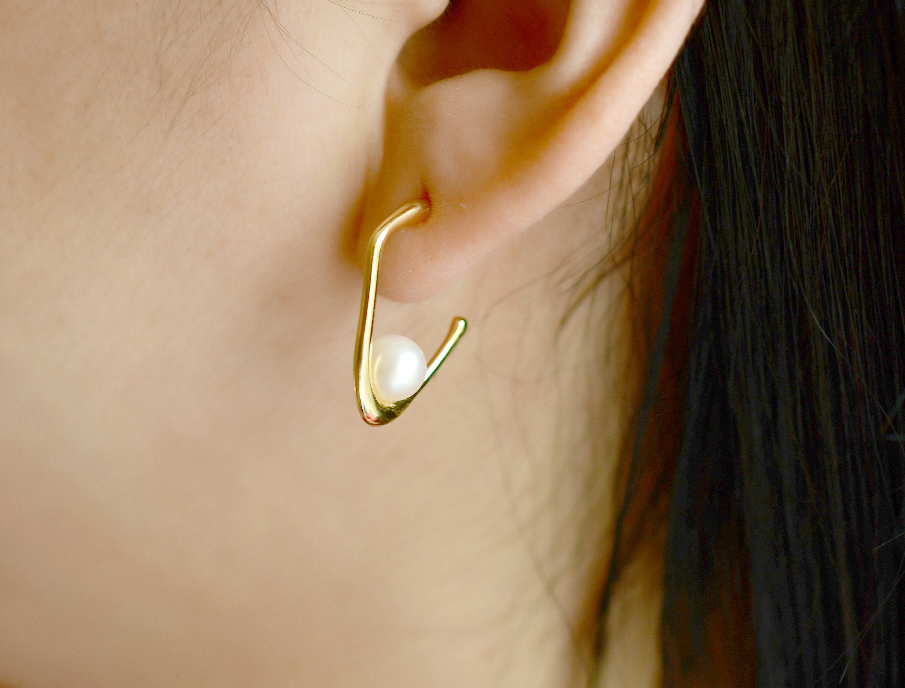 Floating pearl hoop earrings deals