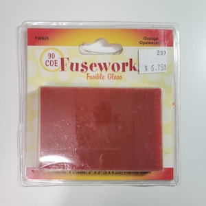 Puede incluir: Paquete de 4 láminas de vidrio fusible de 90 COE en color naranja opalescente. Cada lámina mide 5 cm x 8 cm. El paquete está etiquetado como "Fusework" y tiene una etiqueta de precio de $ 6,75.