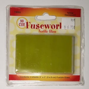Puede incluir: Un paquete de láminas de vidrio fusible opalescente amarillo. El paquete está etiquetado con "90 COE Fuseworl Fusible Glass" y "Yellow Opalescent 197 $ 6.75". El paquete contiene 4 láminas, cada una mide 2 pulgadas por 3 pulgadas (5 cm por 8 cm).