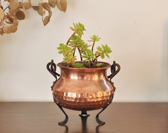 Small Vintage French Copper Planter with Iron Handle, Cauldron-Style Copper Flower Vase, Rustic Farmhouse decor, Cauldron-Shaped Planter