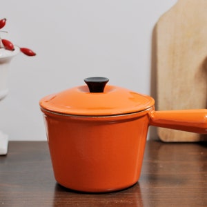 French Vintage &quot;Le Creuset&quot; Cast Iron Fondue Pan in Orange Enamel, 1970s Retro Cooking Pot/Sauce Pan