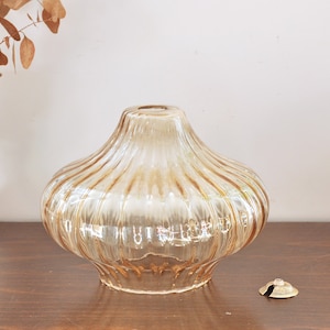 Franse vintage retro klokvormige lampenkap van amberglas uit het midden van de eeuw