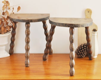 Petit tabouret de traite en bois vintage en forme de demi-lune avec pieds en canette - Réf SD3 et SD4