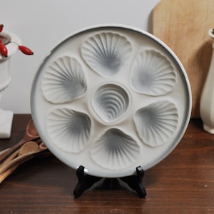 Paar Vintage französische Austernteller, graues und weißes glasiertes Muscheldesign, MOULIN DES LOUPS, Vintage Keramik-Meeresfrüchte-Teller, 1970er Jahre