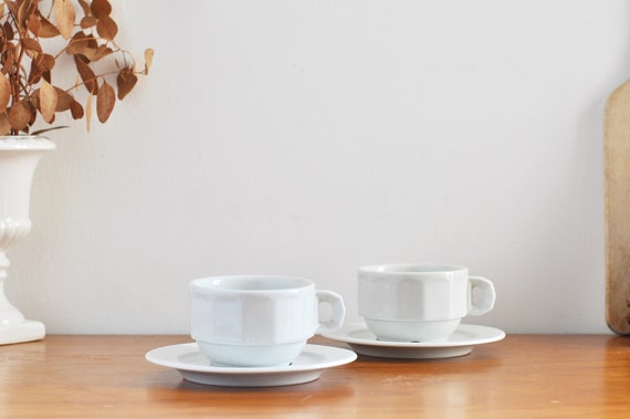Französisches Vintage-Bistro-Kaffeetassen- und Untertassen-Set – weißes Pillivuyt-Porzellan-Bistrogeschirr
