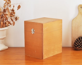 Caja de catálogo de tarjetas de madera francesa vintage: organizador de escritorio de mediados de siglo.