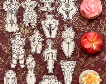 Könnte beinhalten: Eine Sammlung von 13 handgezeichneten Illustrationen von weiblichen Figuren, jede mit einzigartigen Details und Mustern. Die Illustrationen sind auf weißem Papier gedruckt und auf einem burgunderfarbenen Hintergrund mit goldenen Akzenten angeordnet.