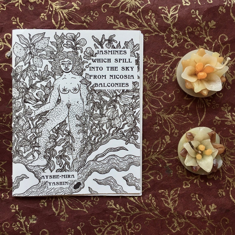 K&ouml;nnte beinhalten: Eine Schwarzwei&szlig;illustration einer Frau, die in einem Baum steht, mit dem Text "Jasmines which spill into the sky from Nicosia balconies" und dem Namen der K&uuml;nstlerin "Ayshe-Mira Yashin".