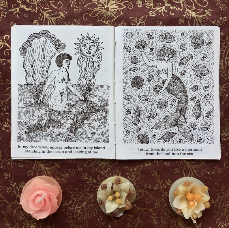 K&ouml;nnte beinhalten: Eine Schwarzwei&szlig;illustration einer Meerjungfrau, die auf eine Frau zukriecht, die im Meer steht. Der Text lautet "In meinem Traum erscheinst du vor mir auf meiner Insel, stehst im Meer und schaust mich an" und "Ich krieche wie eine Meerjungfrau vom Land ins Meer auf dich zu."