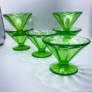 Juego de seis vasos de postre con paneles de vaselina verde Depression GLOW vintage