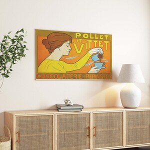 Op de afbeelding: Vintage poster voor Pollet et Vittet Chocolaterie Pepinster. Een vrouw in een gele jurk giet chocolade uit een kan in een kopje.