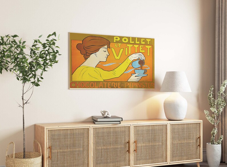 Op de afbeelding: Vintage poster voor Pollet et Vittet Chocolaterie Pepinster. Een vrouw in een gele jurk giet chocolade uit een kan in een kopje.