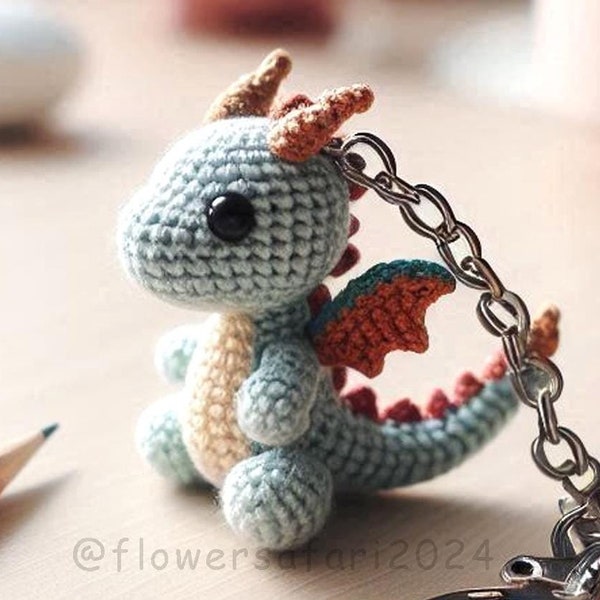 Blauwe draak sleutelhanger haakpatroon, eenvoudig beginners mini fantasie amigurumi dier, gehaakt eenvoudig eenvoudig kinderdagverblijf speelgoedpatroon