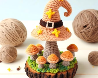 Puede incluir: Un hongo de crochet con un sombrero de bruja en la parte superior. El hongo está rodeado de hongos más pequeños y está sentado sobre una base de madera. El sombrero está decorado con estrellas amarillas y un cinturón marrón.