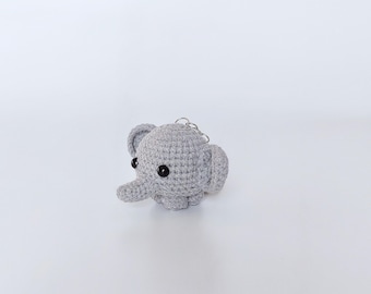 Elefante in miniatura all'uncinetto - Piccolo animale grigio amigurumi per la casa delle bambole - Italia
