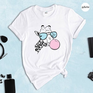 Giraffe Bubblegum Glasses Shirt, Giraffe Lover Tee, Cute Giraffe Shirt, Giraffe Shirt, Giraffe Bubblegum Shirt, Cute Animal T-Shirt