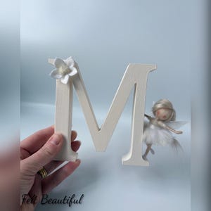 Nadelgefilzte Fee mit einem personalisierten hölzernen Buchstaben oder Zahl. Namenstag Geschenk, Taufe, Geburtstag, Cake Topper. Filz schön