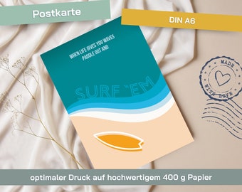 Postkarte surf 'em Motivationsspruch "when life give you waves" Spruch zur Motivation für Surfer, Strand, Meer, von VAJUS Mediendesign