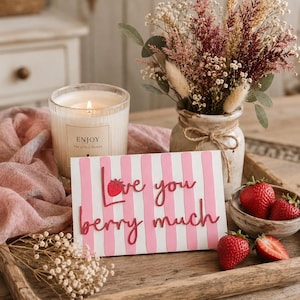 Statement Schild Love You Berry Much | Erdbeer Deko | Süßes Deko Schild | Geschenk für Freundin Partner | Wohn Deko 3D Druck