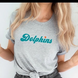 Delfin t-shirt für Frauen Geschenk, Delfine Herz Tee Print, Retro Delfin Shirt, Weiß & Grau
