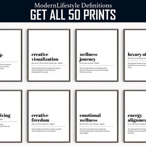 Op de afbeelding: Een set van acht zwart-witte, afdrukbare wandkunstprints met moderne levensstijldefinities. De prints bevatten vetgedrukte tekst met de woorden "soft life", "creatieve visualisatie", "wellness journey", "luxe van tijd", "zingevend leven", "creatieve vrijheid", "emotioneel welzijn" en "energie-uitlijning".