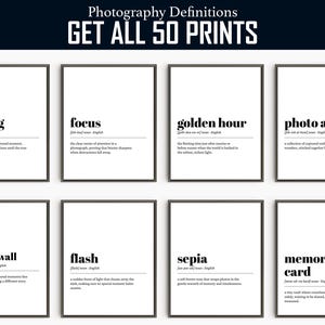 以下が含まれることがあります： 編集、フォーカス、ゴールデンアワー、フォトアルバム、ギャラリーウォール、フラッシュ、セピア、メモリーカードなど、写真用語の定義が書かれた、白黒の印刷可能なアートプリント8枚。プリントは黒い背景に配置されています。