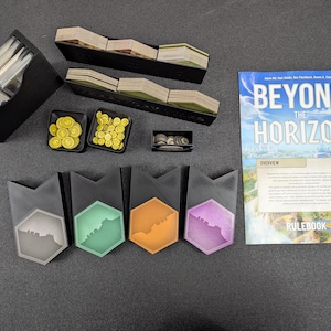 Może przedstawiać: Gra planszowa o nazwie "Beyond the Horizon" z instrukcją, elementami gry i pojemnikami do przechowywania. Elementy gry obejmują złote monety, szare, zielone, pomarańczowe i fioletowe żetony.