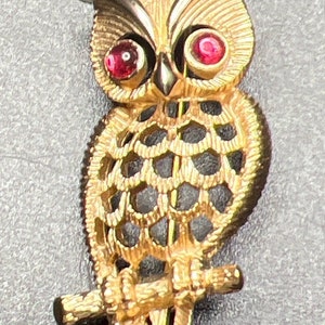 Vintage Avon Owl Brooch / Pin.  Perched gold tone Owl with open scalloped design.    1 3/4” long.  Excellent vintage condition.