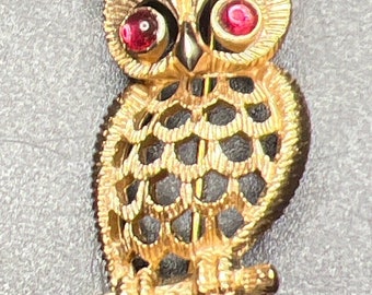 Vintage Avon Owl Brooch / Pin.  Perched gold tone Owl with open scalloped design.    1 3/4” long.  Excellent vintage condition.