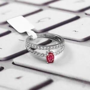 Anillo delicado de rubí, circonita cúbica y diamantes: banda ovalada de plata de ley con cristal rojo, delicado regalo de aniversario con piedras preciosas para ella, anillo de esmeralda y tanzanita.