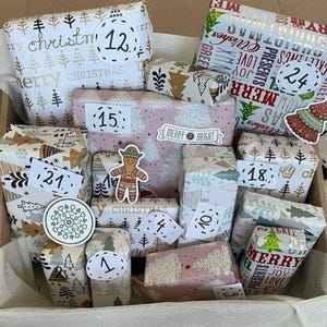 Peut inclure: Une boîte de calendrier de l'Avent de Noël remplie de cadeaux emballés. Les cadeaux sont enveloppés dans du papier festif avec des motifs de sapins de Noël et de flocons de neige. Chaque cadeau est numéroté avec un autocollant.