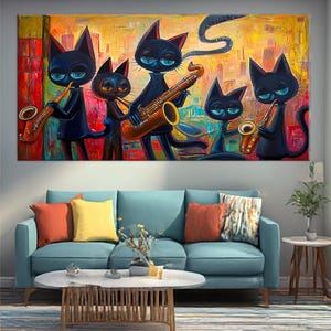 Könnte beinhalten: Ein lebendiges Gemälde zeigt eine Jazzband aus fünf schwarzen Katzen, die Saxophon spielen, vor dem Hintergrund einer Stadtlandschaft. Die Katzen haben blaue Augen und sind schwarz gekleidet. Das Kunstwerk verwendet warme Farben wie Orange, Gelb und Rot.
