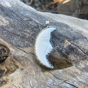 Hänge med halvmåneansikte i buffelben. Tibetansk silverinfattning, 6,2 cm långt, Mool-halsband, TSP40