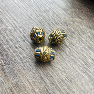 3 CUENTAS - 16-21 mm, cuentas tribales tibetanas de turquesa, coral y lapislázuli, cuentas de latón étnicas de Nepal, cuentas para hacer joyas, cuentas Guru..GLAB-33L
