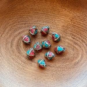 10 cuentas - cuentas tibetanas de latón en forma de bicono con incrustaciones de coral turquesa, cuentas étnicas de Nepal, cuentas focales, (10 mm) GLAB12