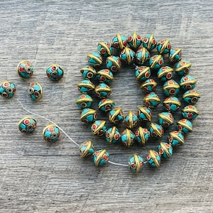 10 CUENTAS - Cuentas de Nepal con incrustaciones de lapislázuli y coral turquesa, 11 mm, cuentas bicono, cuentas hechas a mano, GLAB16