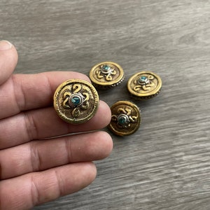 Tibetanische Messingperle: Glückssymbol mit Türkis-Intarsien, 20mm